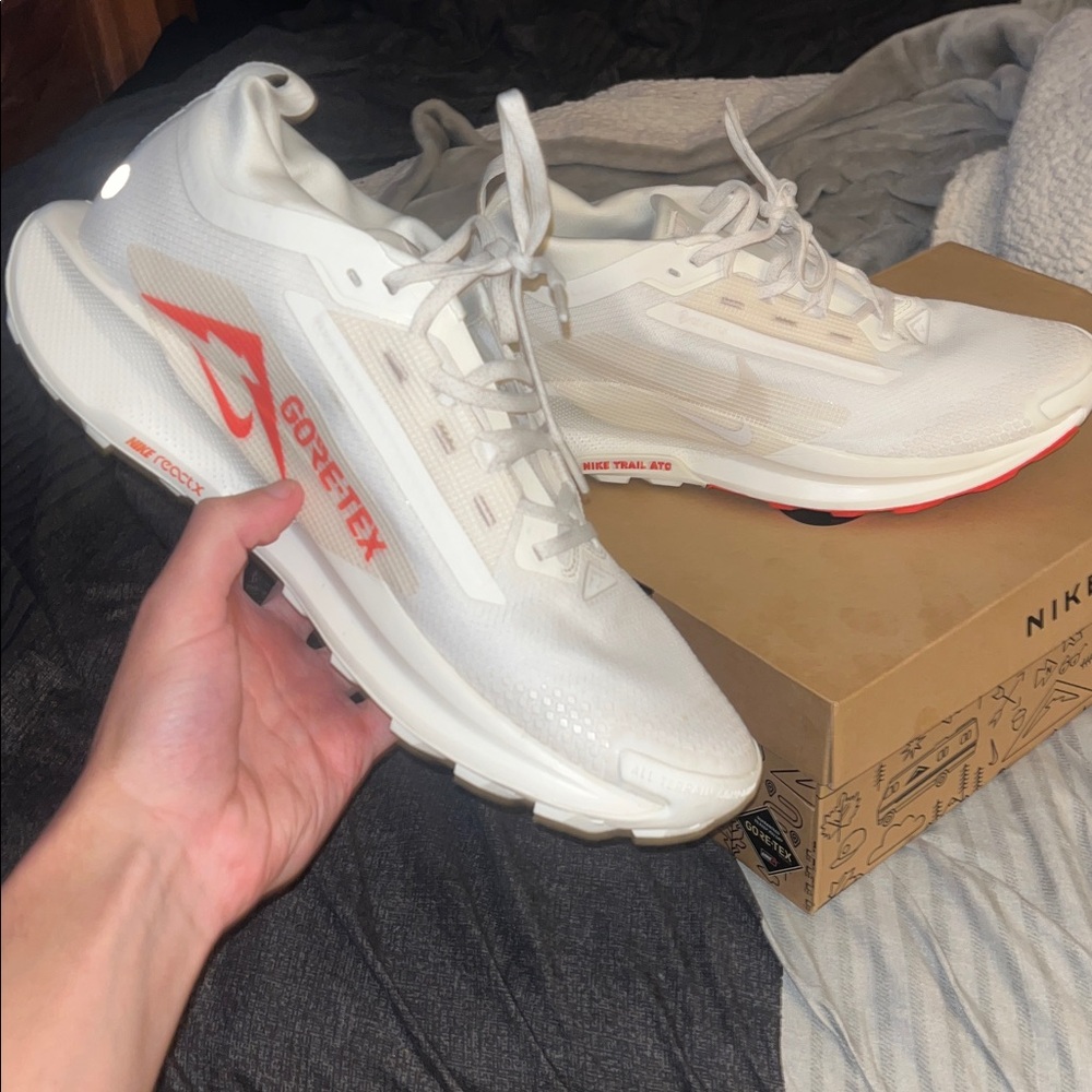 Nike Trail Shoes - White and Red